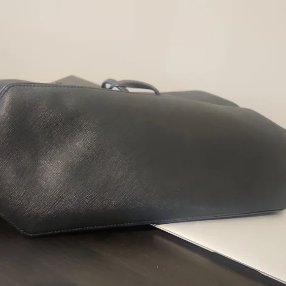 Marc Jacobs East West Logo Tote - Picture 6 of 6